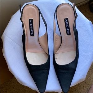 Albert Nipon black pointy pumps